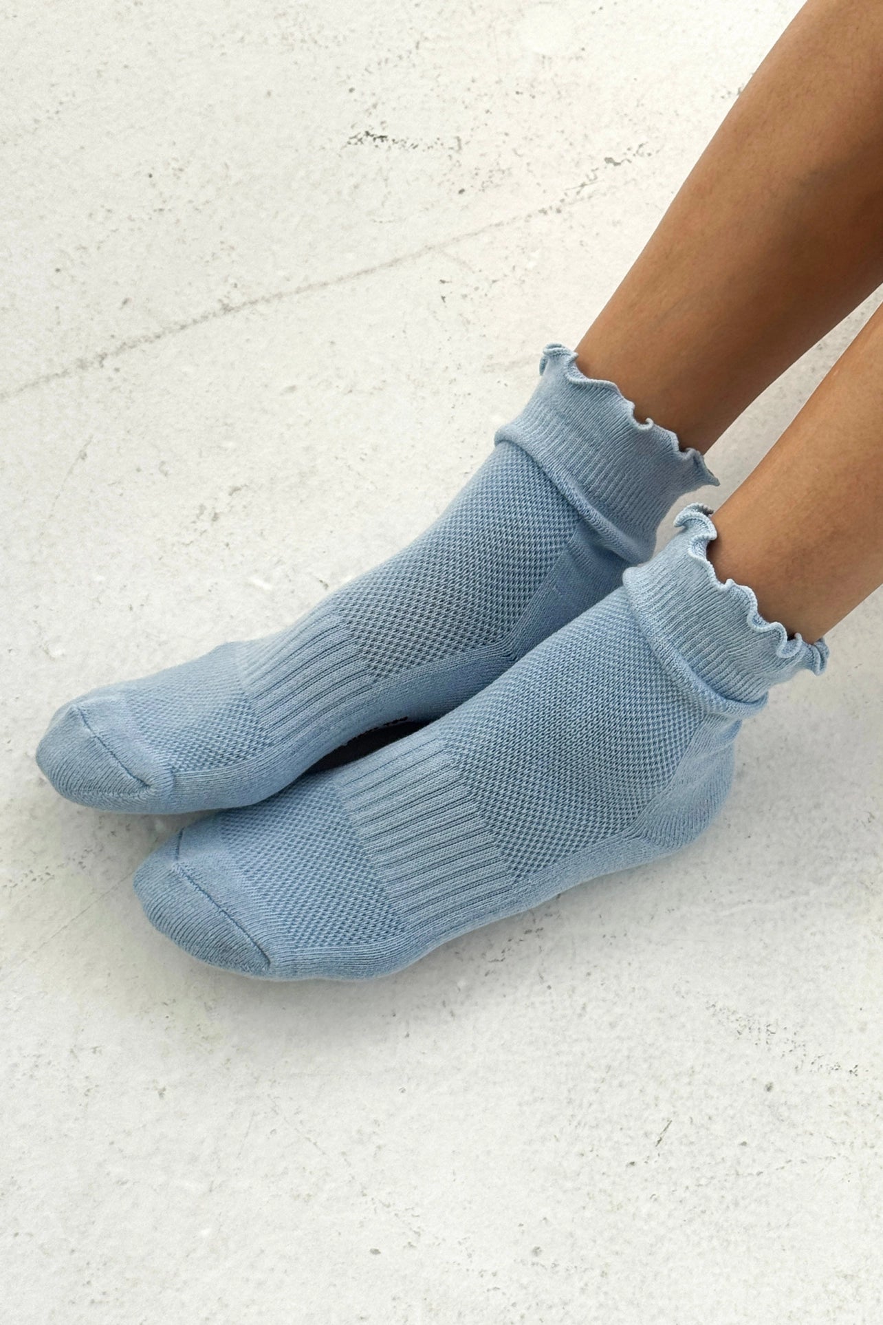 LE BON SHOPPE - Ruffled Hugger Crew Socks - Periwinkle / Red