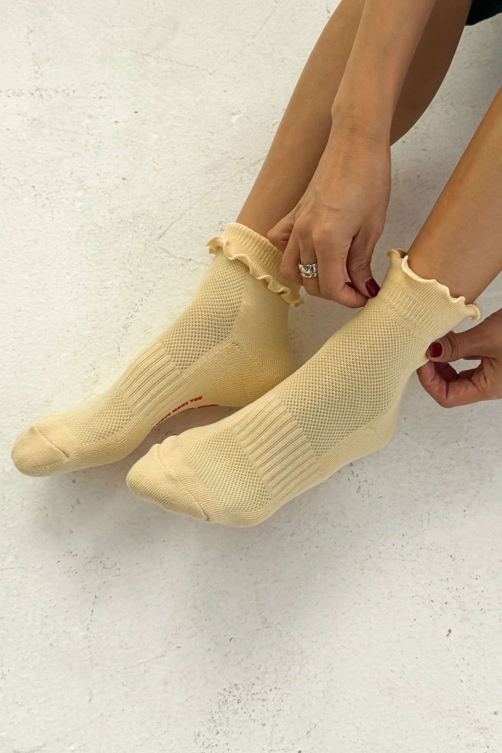 LE BON SHOPPE - Ruffled Hugger Crew Socks - Banana Cream / Red
